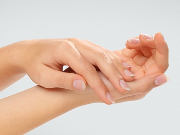 Før du bruker TOUCH håndkrem, forsikre deg om at huden på hendene er tørr og nøyaktig renset.